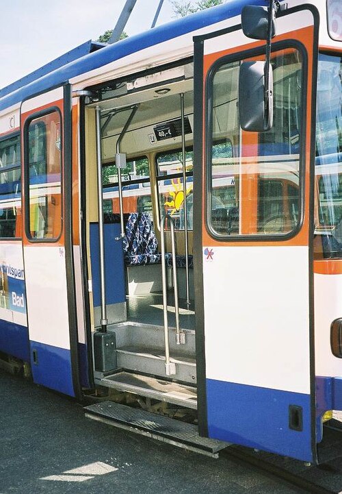 高層路面電車の乗降口。ドアのすぐ内側に階段が見える。