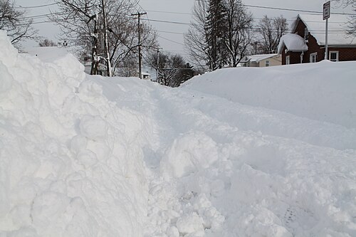 部分的に除雪された道路