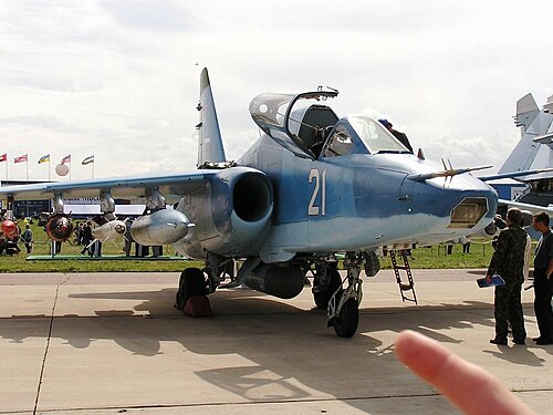 スホーイSu-25、側面ヒンジ式キャノピー開閉式
