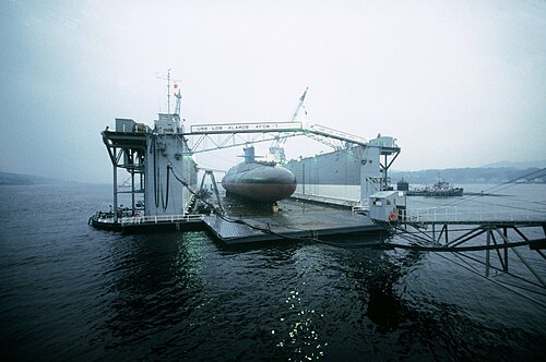 姉妹船: ロスアラモス (AFDB-7)、修理された潜水艦とともに 1985 年にスコットランドのホーリーロッホで撮影