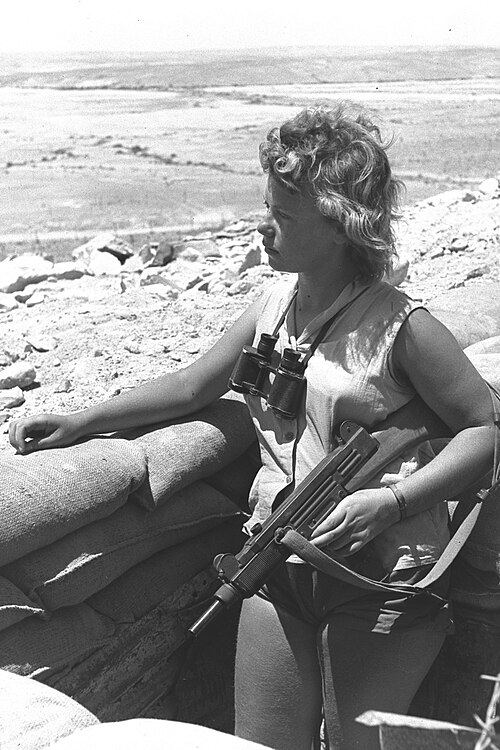 ネゲブで警備にあたるウジ銃を持ったイスラエル人（1956年）。木製の銃床に注意。