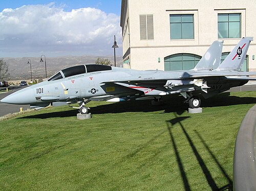 双尾翼のジェット戦闘機が芝生の上に置かれている。
