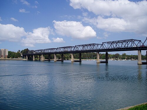 バーケンヘッド ポイントから撮影した、リリーフィールドを背景にしたアイアン コーブ橋