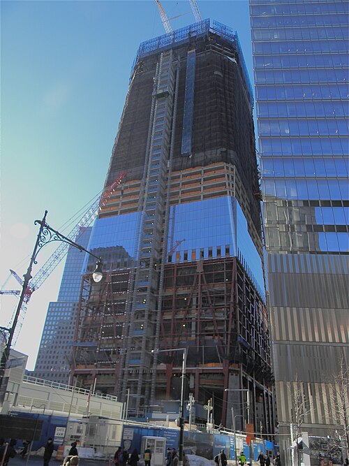 2011 年 1 月 13 日現在、ガラスのファサードがはっきりと見える状態です。