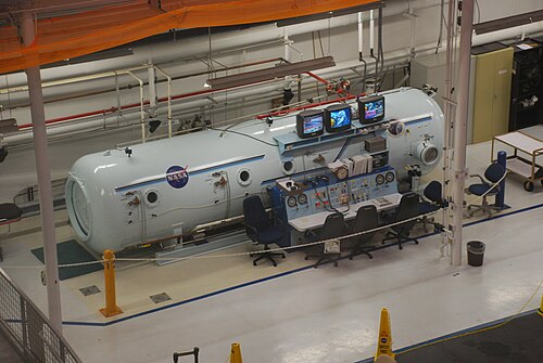 計器類とモニターが並んだ、大型の水平円筒形装置