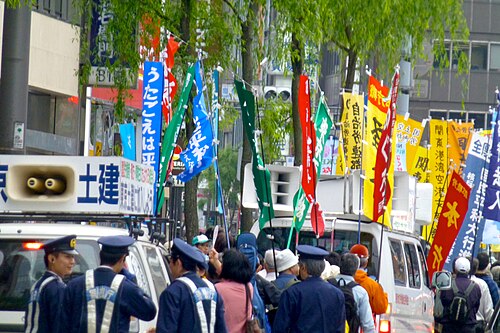 銀座付近で憲法第9条擁護派のデモ隊に拘束された登利氏