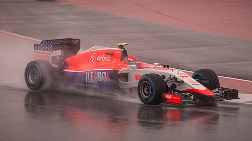 2015年のアメリカグランプリで、アレクサンダー・ロッシがマルシャMR03Bフォーミュラワンカーを運転している写真。