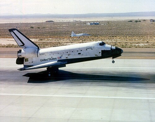 スペースシャトル・コロンビア号がエドワーズ空軍基地の滑走路22に着陸した。