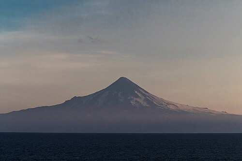 朝の光の中でウニマック峠から見たシシャルディン火山(9,373 フィート、2,857 メートル)。