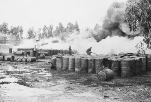 1940年7月、イタリア軍によるハイファ空襲の後、消防士たちが石油施設で発生した火災の消火活動にあたっている。