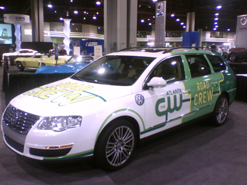 コンベンションセンター内に停められた緑と白の車両。側面には「アトランタCWロードクルー」の文字が大きく書かれている。