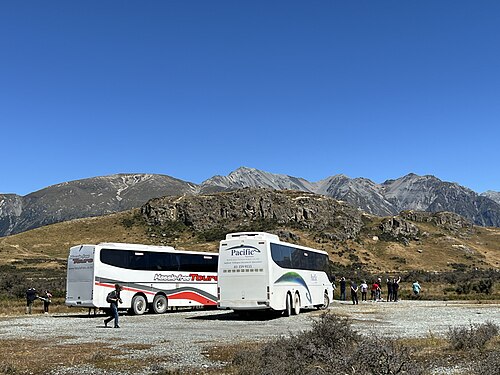 駐車場に停まっている観光バス