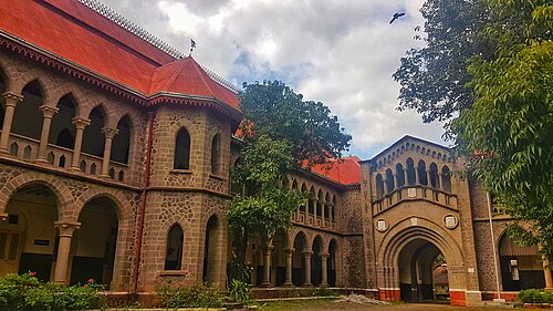 巨大な門のある大学の建物