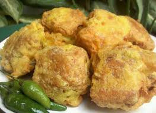 タフ・イシは、野菜、エビ、または鶏肉を詰めたインドネシア風揚げ豆腐で、唐辛子と甘いエビペーストを添えて提供されます。