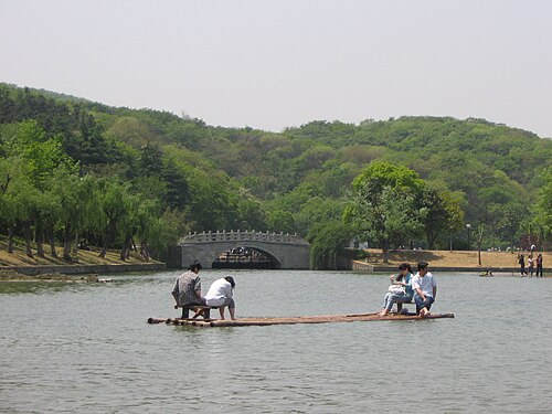 浦口区の南京珠江温泉観光リゾートの竹いかだ