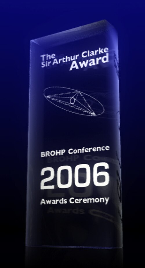 2006年クラーク賞のガラス製トロフィー。白い文字で「サー・アーサー・クラーク賞。BROHPカンファレンス、2006年授賞式」と記されている。
