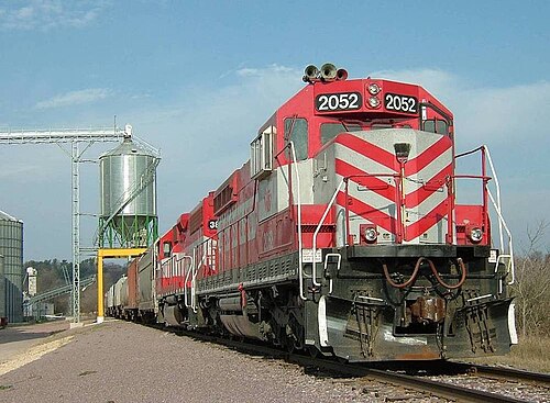 ウィスコンシン州ロックスプリングスの協同組合にウィスコンシン・アンド・サザン鉄道の穀物列車が荷物を積んでいる