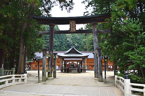 穂高神社本殿の鳥居
