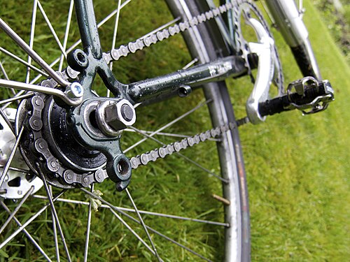 専用のテンショナー機構なしで自転車チェーンの張力を調整する