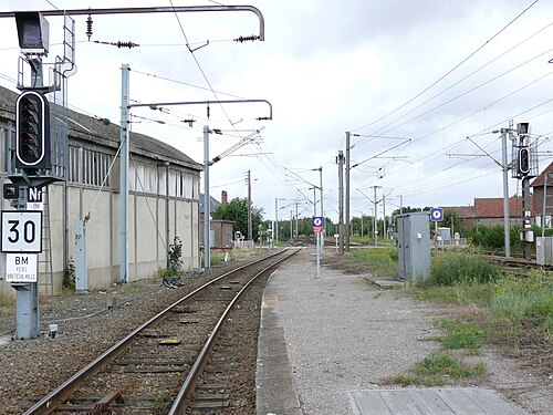 駅からロンゴ方面を眺める。遠くにブルトゥイユ行きの路線が分岐するジャンクションが見える。