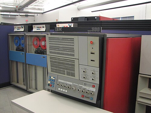 複数のコンピュータキャビネットと操作パネルを備えたコンピュータ室
