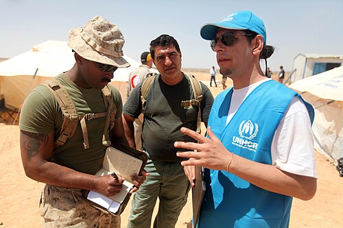 国連難民高等弁務官事務所（UNHCR）の職員が、演習「イーガーライオン12」中に海兵隊員と話をしている。
