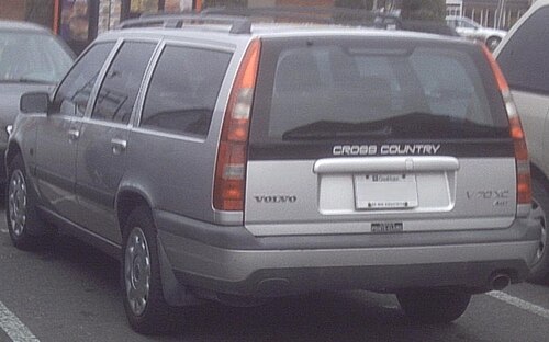 テールゲートに黒い「クロスカントリー」デカールを貼ったシルバーの V70 XC の背面図