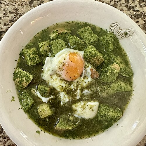スープとポーチドエッグが料理を完成させる。