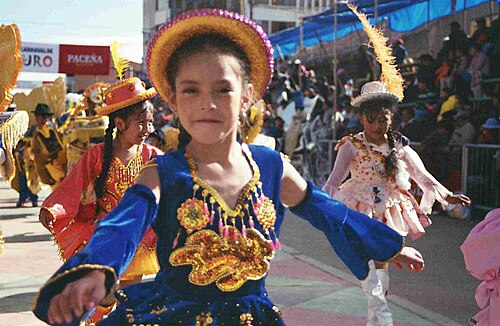 2005 年のカーニバル デ オルロでモレナダを踊る子供たち