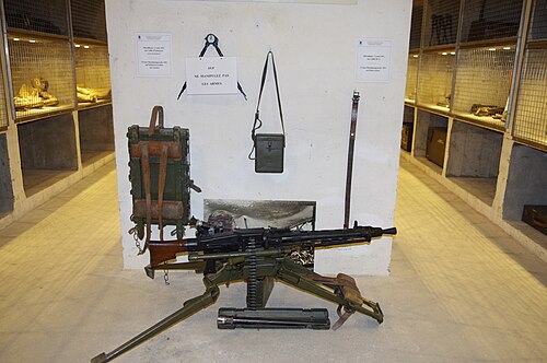 三脚に取り付けられた Mg 51 と付属品。フィールド付属品として使用される管状の (予備の) バレル プロテクターに注目してください。