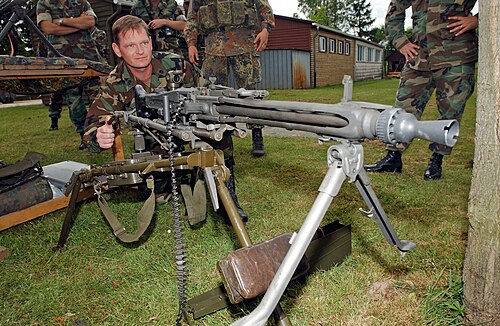 MG 3 重機関銃を装備し、光学照準器を取り付けたフェルドラフェッテ三脚に搭載