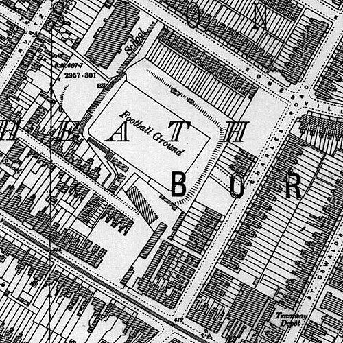 地図にはサッカー場の四方に市街地が広がっている様子が描かれている