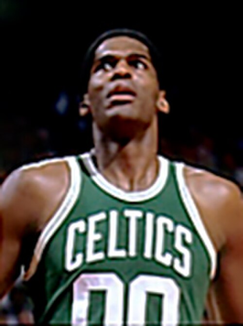 前面に「CELTICS」の文字と「00」の数字が書かれた緑のジャージを着た男性が上を見上げている。