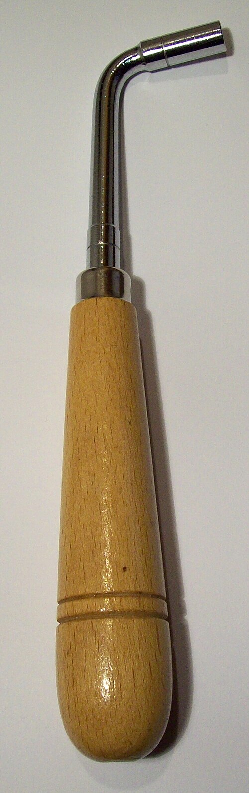 前の画像のピアノで使用されているものと同様の、別の形状のチューニングレバー。
