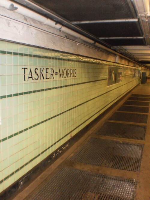 タスカー・モリス駅の中二階。モリス通りに面している。