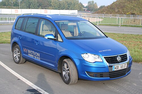 側面に「HY MOTION HYDROGEN + FUEL CELLS」と書かれたトゥーラン