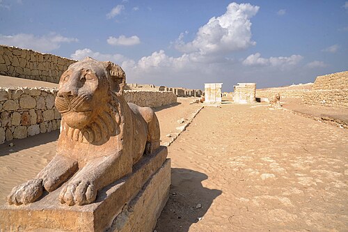メディネト・マディの寺院にある石灰岩の横たわったライオン像