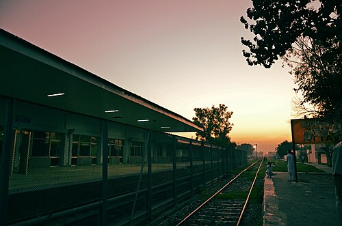 パキスタン方面を望むアタリ鉄道駅。貨物税関の倉庫がある（左）。