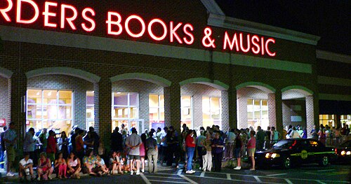 デラウェア州のボーダーズ書店前には、ハリー・ポッターと謎のプリンスの発売を待ちわびる大勢のファンが集まっている。