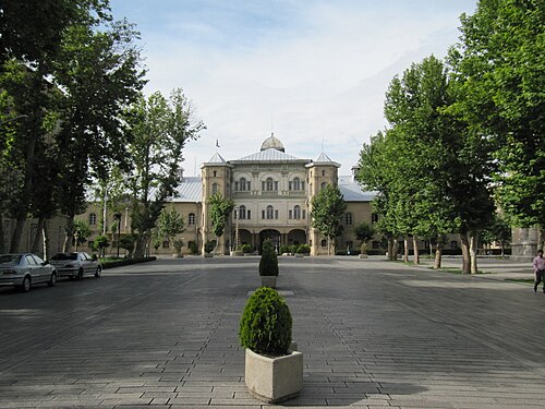 芸術大学（旧称「コサック・ハウス」）