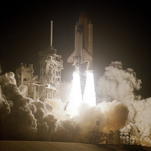 スペースシャトルコロンビアがSTS-109ミッションに向けて打ち上げられる。