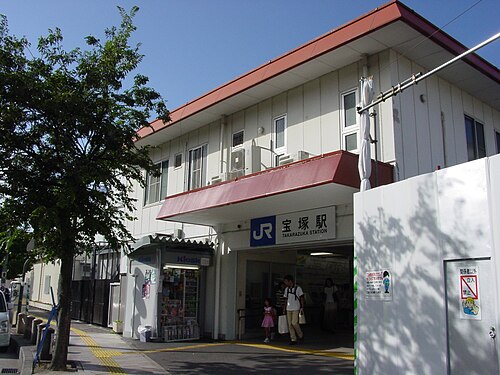 入口（駅改修中）