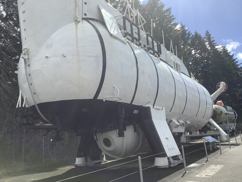 黒い帯が塗られた白色の潜水艦。