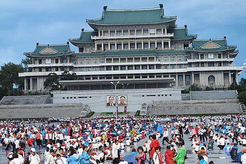 北朝鮮の国立図書館としても知られる人民大学習堂のある金日成広場。