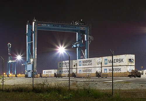 バージニア州ポーツマスの APM ターミナルで二階建てコンテナ列車に荷物を積み込む様子。