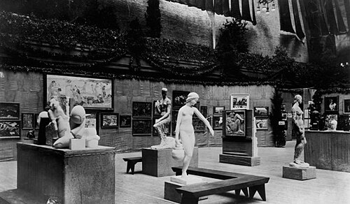 1913年、ニューヨーク市で開催された展覧会の内部の様子