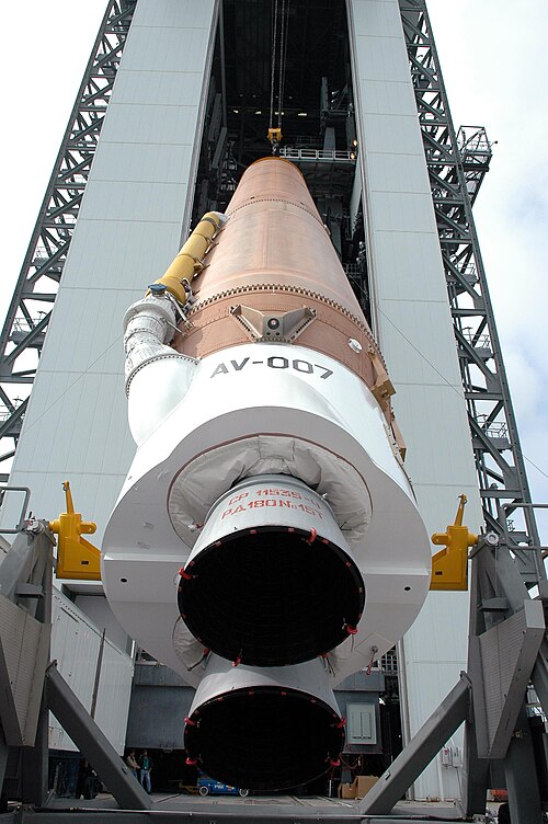 MROの打ち上げ準備のため、アトラスVロケットのコアステージが垂直位置に持ち上げられている。