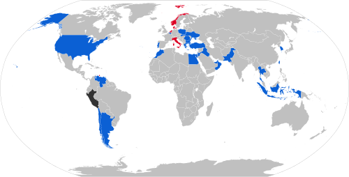 F-16戦闘機の運用国を示す世界地図。現在の運用国は、米国、ベネズエラ、チリ、ポルトガル、モロッコ、オランダ、ベルギー、ポーランド、ルーマニア、ウクライナ、ギリシャ、トルコ、イラク、イスラエル、ヨルダン、エジプト、バーレーン、アラブ首長国連邦、オマーン、パキスタン、タイ、インドネシア、韓国、台湾、アルゼンチン。過去の運用国はノルウェーとイタリア。将来の運用国はスロバキアとブルガリア。