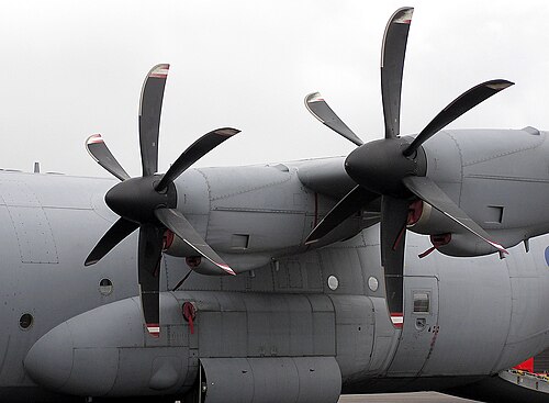 傾斜した先端を持つ三日月形のプロペラを装着したC-130Jスーパーハーキュリーズ。