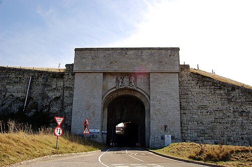 ポートランドの最高地点に建てられたヴァーヌは、崖と堀に囲まれており、2 つの入り口があります。1 つは歩道橋を経由し、もう 1 つはこのトンネルを経由します。